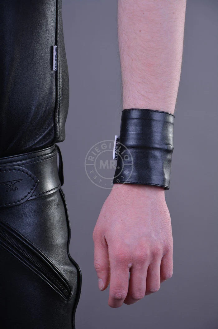 BLACK WRIST WALLET