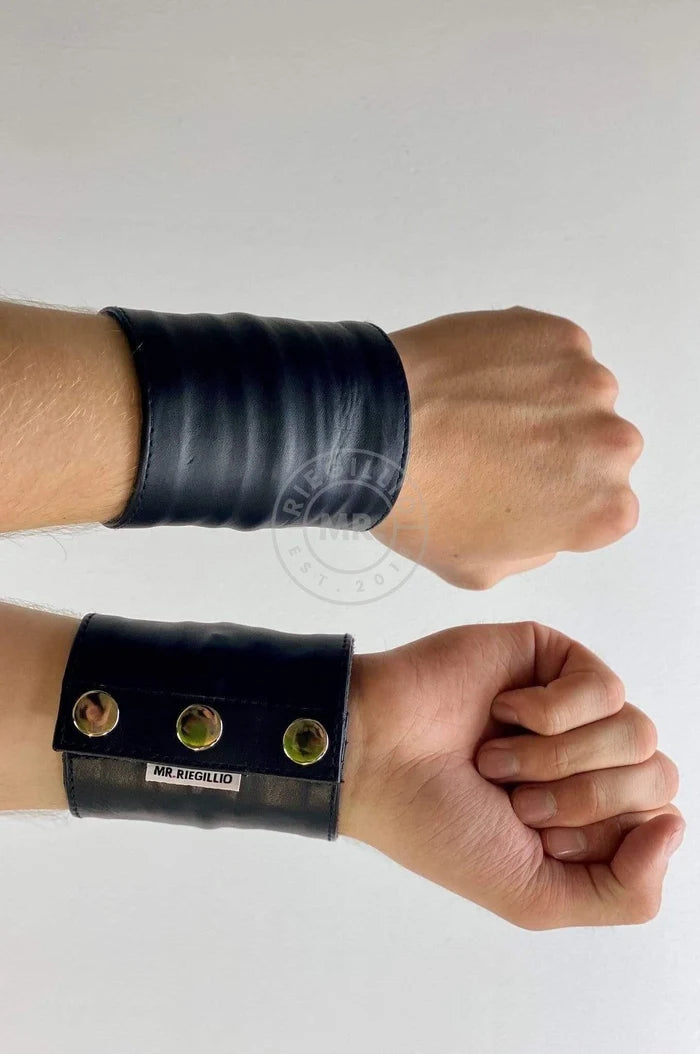 BLACK WRIST WALLET